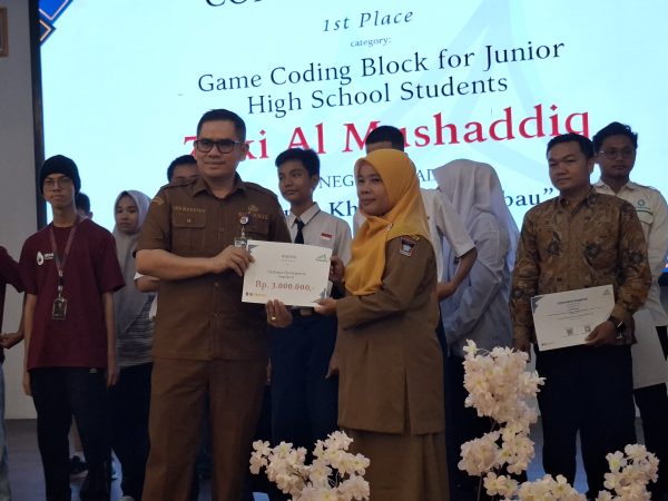 Guru SMPN 35 Padang Raih Juara III PIAGEX 2026, Karya Password Defender Harumkan Nama Sekolah